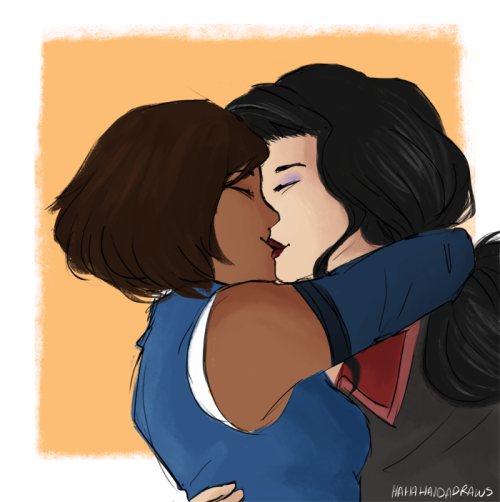 hahahaidadraws:  I missed you so much  korra & asami kissing when they reunite :’) 