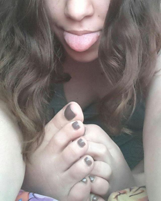 ddammit-annie:  What color should I do next? Something bright?   Dm, kik dammitannie