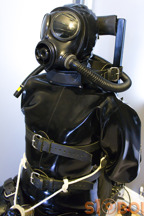 s10boi:  I’d always wanted to try out a bondage chair, and Electrobound and ckrubber were kind/evil enough to let me tick that off my fantasy list. The Venus 2000 was held in place, and I could do nothing to stop it slowly stroking me. They edged me