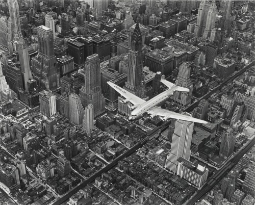 Margaret Bourke-White, A DC-4 flies over New York City, 1939