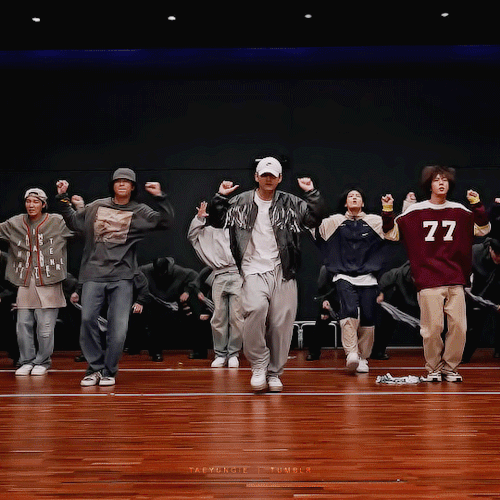 THE WAY TAEHYUNG MOVES IS DRIVING ME CRAZY