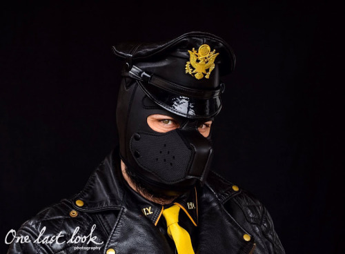 bearconcentrate:  Wow!!! My mate just has his neoprene dog hood arrive and did this quick photoshoot!Looks amazing… that is one hella sexy leather dog my friend!!!Love your gear @mrsleather   Woof!!!