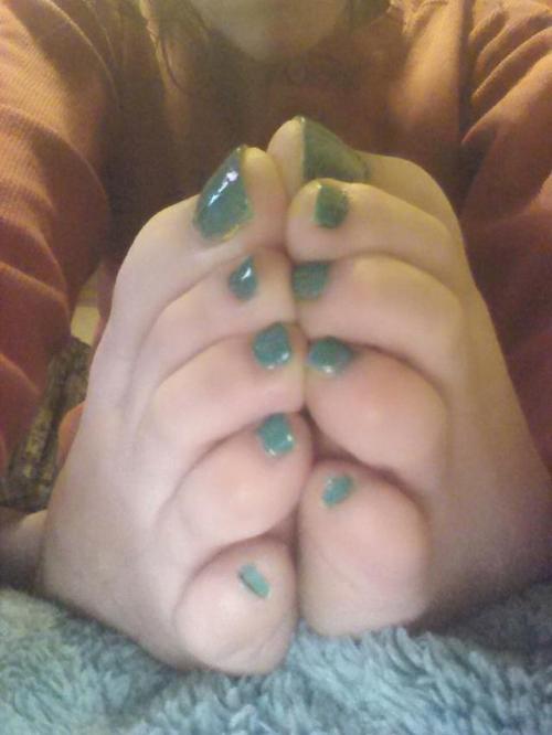 karathefootgoddess: fresh out of the shower toes&lt;3