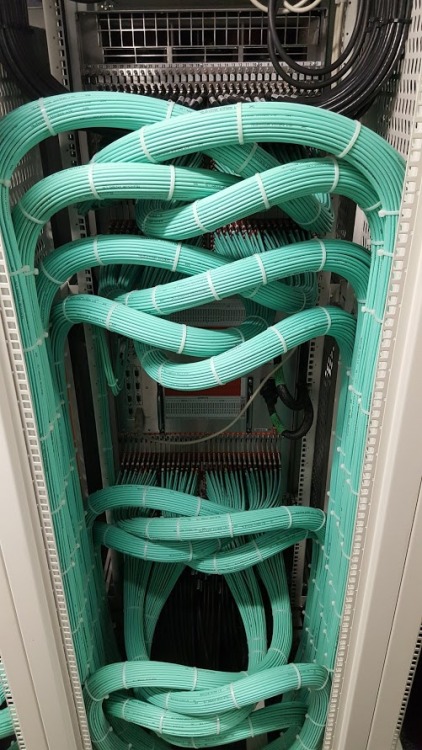 linxspiration:15 Uber-Satisfying Examples of Cable Management