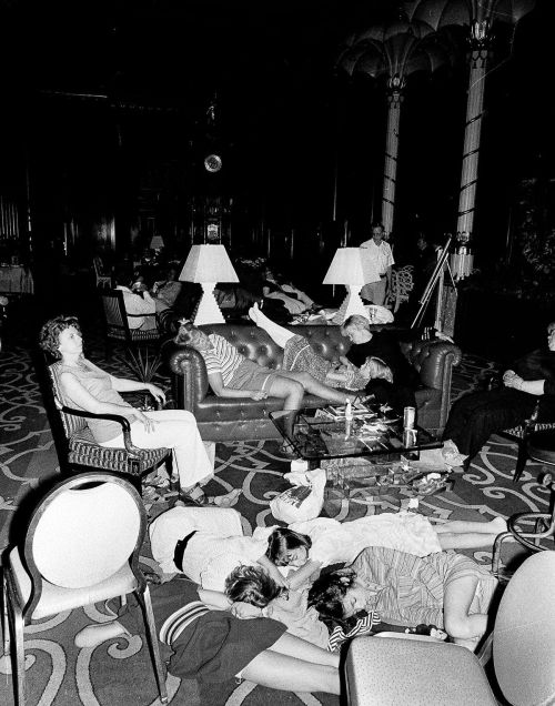 thats-the-way-it-was:  Stranded people sleep in the lobby at the Waldorf-Astoria hotel in New York City during the Blackout of ‘77 - July 13, 1977Photo: Dan Farrell / NY Daily News
