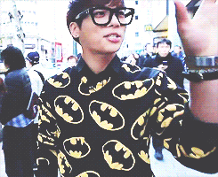 keyeomi:  Jjong’s graceful pinky when he points 