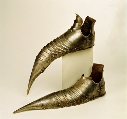 garbageshepard:  lentilsprouts:   Sabatons are armoured footwear worn as part of a complete suit of 