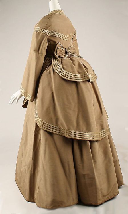 The Young Englishwoman, August 1869 AND some pretty similar dresses! Silk faille dress | Augusta Auc