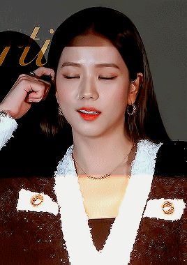 jisooq:she is glowing 