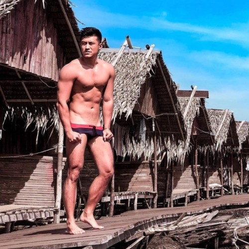 publicfungay1069: cloudzmaker: Hot Singaporean hunk! IG: edwin871126Reblog & follow me for more 