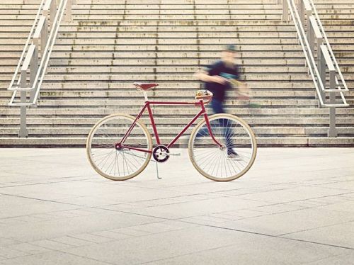 achielle: #LessIsMore Sam in Intens Red. @bramdeclercq_ #achielle #velo #fiets #bicycle #bicyclet