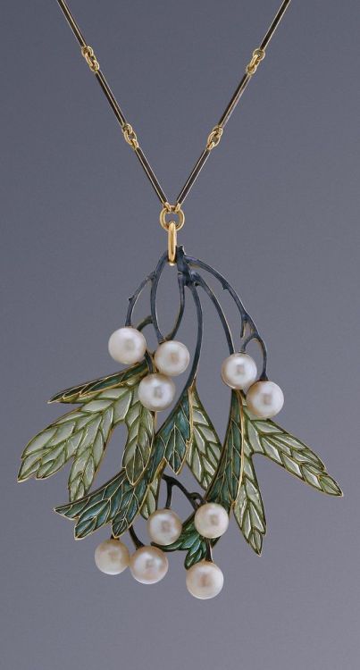 fashionologyextraordinaire:René Lalique - An Art Nouveau gold, enamel and pearl pendant, Paris, circ