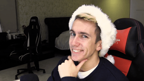 bluejeanstrash: santa baby  OMFG FUCK ME DADDY
