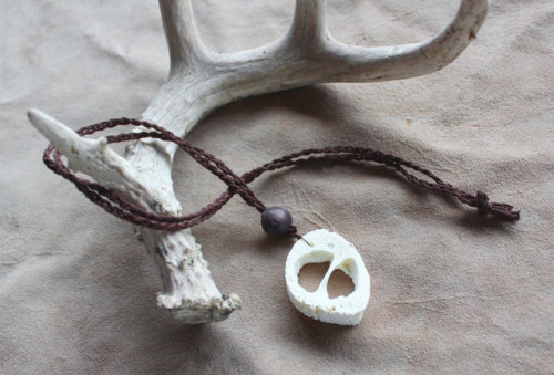 thegreenwolf: This deceptively simple necklace is made with a piece of the inner bone core from a go