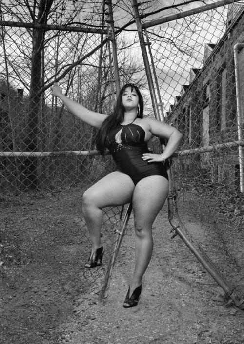 “Do you think seriously that this punny grid can stop a 850 lbs Superpwered Absolute Woman like me ? I’m gonna show you !”