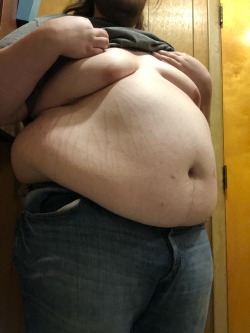 tymorrowland:  let’s see if posting some tummy pics will make me feel any better 