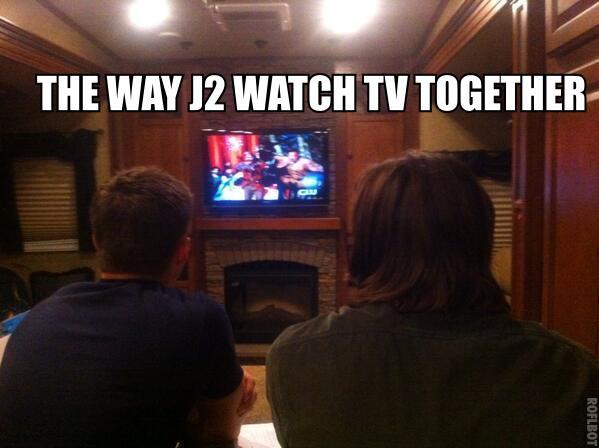 artsydenise:  Live tweeting Supernatural ;) 
