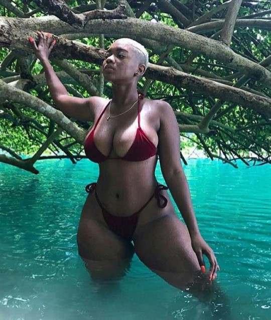 kingjazziedad:  DeliciouslySexy. CurvyLicious. BootiDelicious MaMs Kingdom. Jamaican 💜💜💜