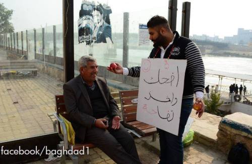 arabiandelilah:      ((إضحك وأخذ تفاحة)) ، حملة أطلقها شباب عراقيين لزرع البسمة على وجوه الناس وخصوصاً العمال والحمالين في أسواق بغداد في الشورجه وشارع