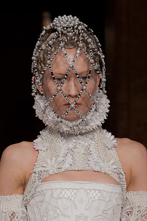 ALEXANDER MCQUEEN at Paris Fashion Week Fall 2013if you want to support this blog consider donating 