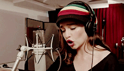 favorite people &gt; Emilia Clarke A young Brit girl with no theatre experience