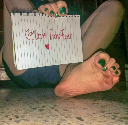 lovethosefeet:  TWO great fan signs this