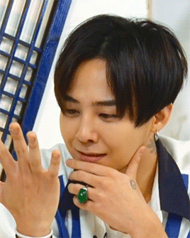 n-yongs:  jiyong being cute on v live