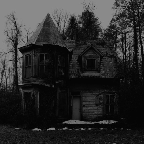 #photography#dark photography#abandoned#dark house#shadow#dark#creepy#horror #black and white #mood #black and white photography