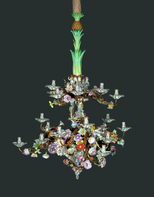 Big chandelier, Model 111, 1768. Königliche Porzellanmanufaktur Berlin KPM. ©  Kunstgewerbemuseum de