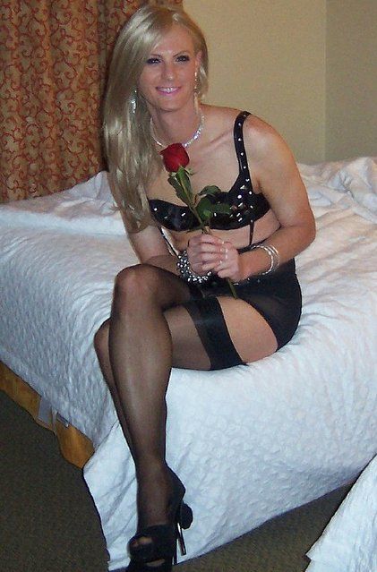 sueannwalsh: tvlauran:  robbinbrooks:  lchdress: Transvestite pictures #Stephanie Lynn Ward   a rose