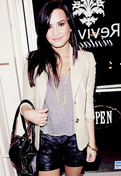 firestartting:030/100 pictures of demi lovato