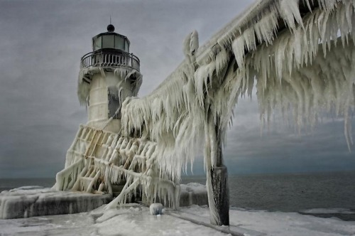 Porn photo fancyadance:  Frozen Lighthouses on Lake