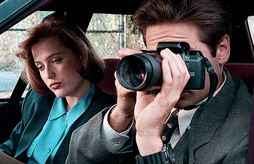 wexler-mcgill:#they are judging you Scully and Mulder in The X-Files — 1.06 Shadows 