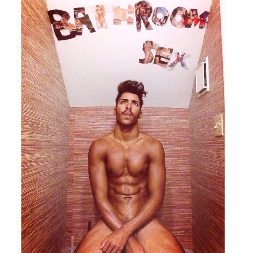 dominicanblackboy:  Gorgeous moments of sexy hot Naked body Artist Ledom!!!!!!