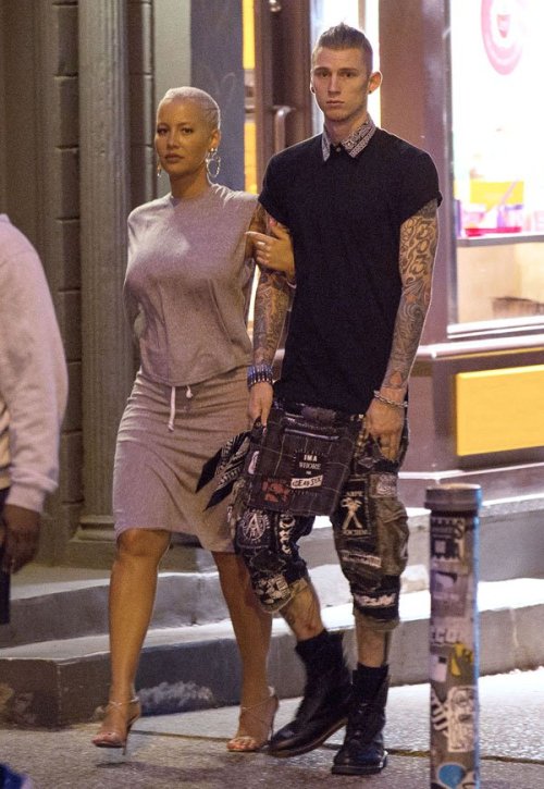 famousbwwmcouples:  Model/Actress Amber Rose and ‘Wild Boy’ Rapper Machine Gun Kelly dates He calls them Guns and Roses 😖😻🌹🌹🔫