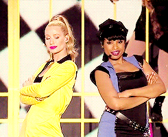 hoodkage:  k-i-l-l-a-p-a-m:  eurotrottest:  SHAAAAAADE  The last gif 😂😂😂😂