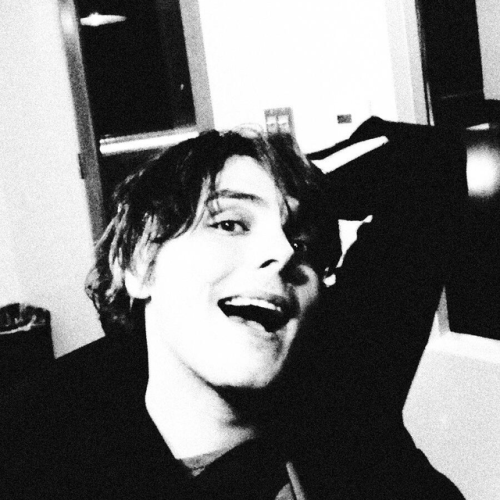 nothngbelow:Unpopular opinion: Gerard Way should come back with this haircut.
