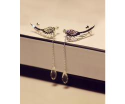 classy-mcqueen:  Cute wing earrings  