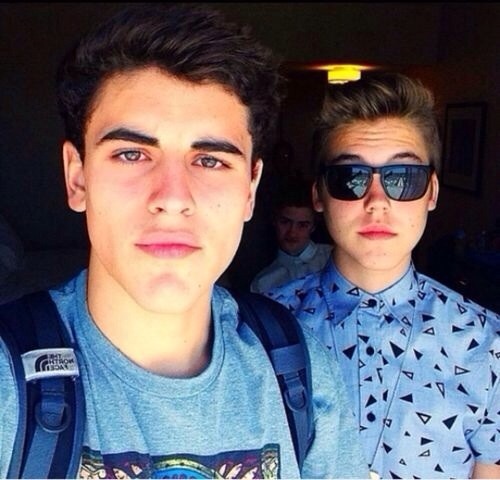 To much attractiveness in one photo