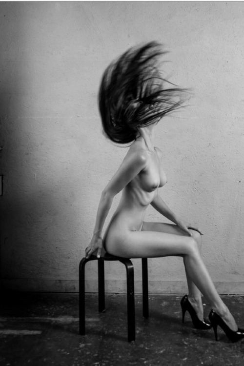 bellaburkelove:  @davezphotos fineart-photos fineart model black-and-white hair