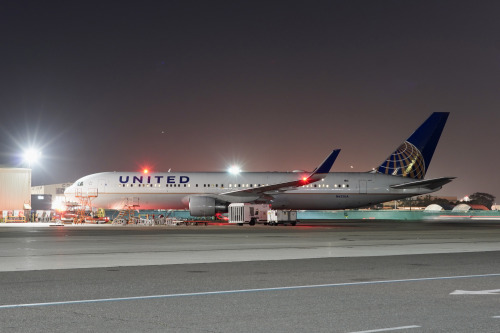 United Airlines 1992 Boeing 767-300 N652UA c/n 25390 San Francisco Airport 2021.