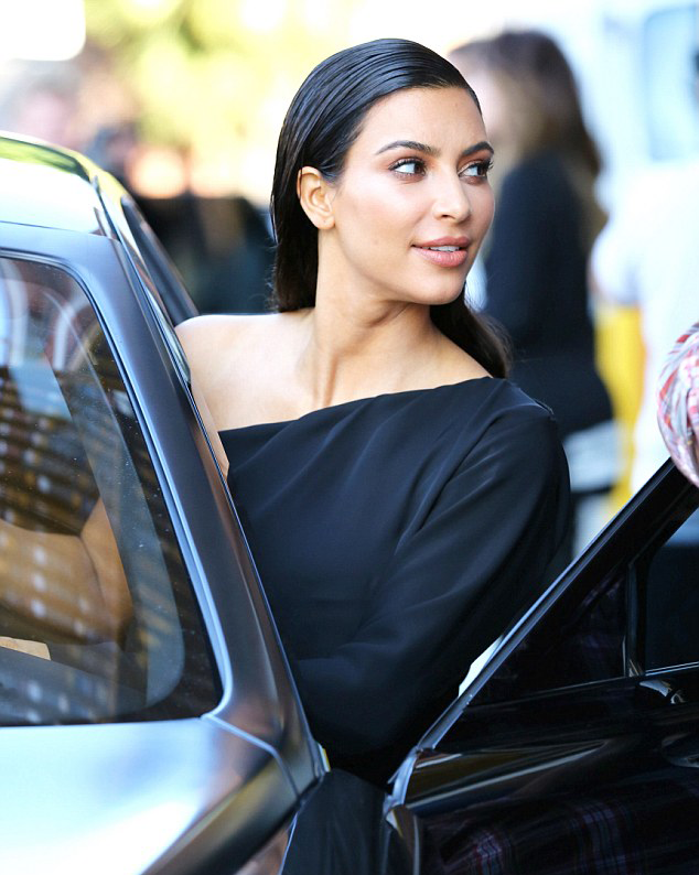 kimkardashianfashionstyle:  October 16, 2014 - Kim Kardashian getting lunch in