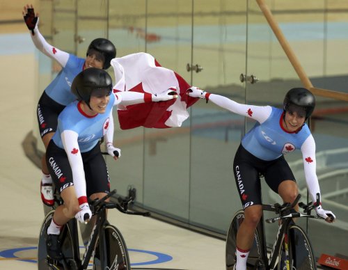 The Canadian women win bronze in the team pursuit! Congratulations to Allison Beveridge, Jasmin Glae