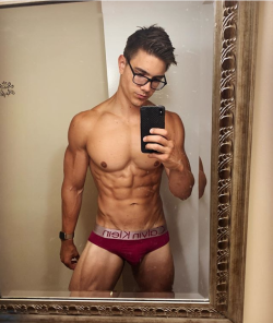 greenspeedos:  Sunday selfie hottie