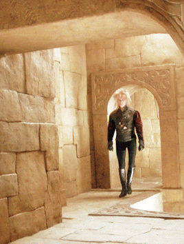 katestrife:annabellioncourt:labyrinthresource:  Jareth + Outfits  Probably the only
