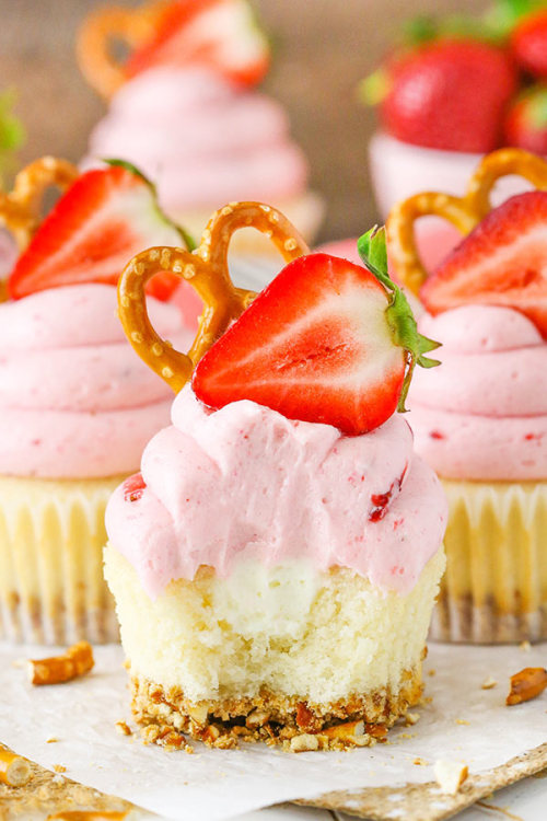sweetoothgirl:  STRAWBERRY PRETZEL SALAD CUPCAKES