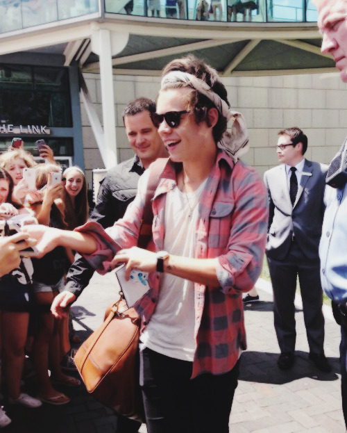 larrysmint:  Harry Styles outside hotel in Kansas City 