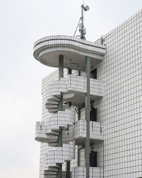 bauzeitgeist: Detail of the extraordinary external spiral staircase on the Hotel Vallees des Princes