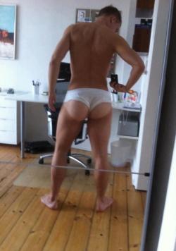 daddylovesboys:  That is one serious wedgie.