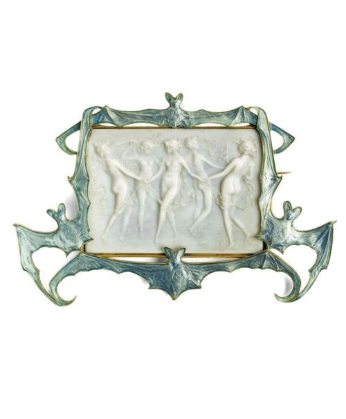 im-sensitive: mote-historie: René Lalique, Brooch dancing nymphs in a frame of bats, circa 1